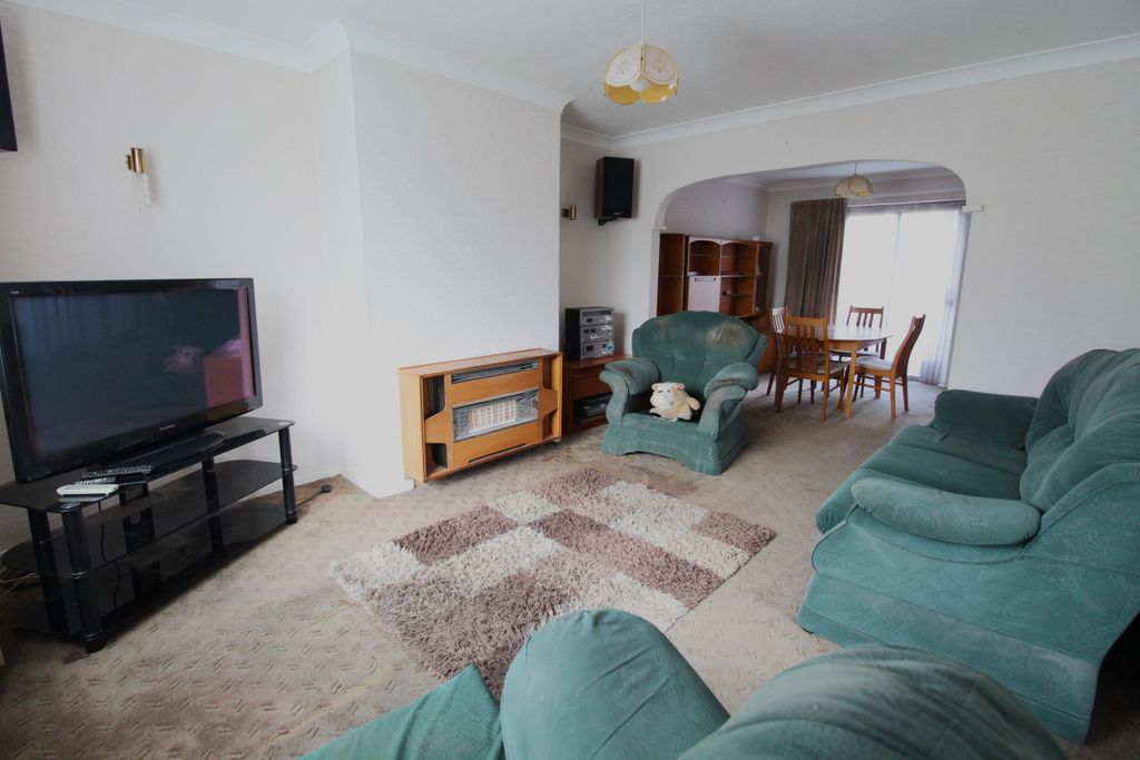 Property photo 2 of 17 Lounge