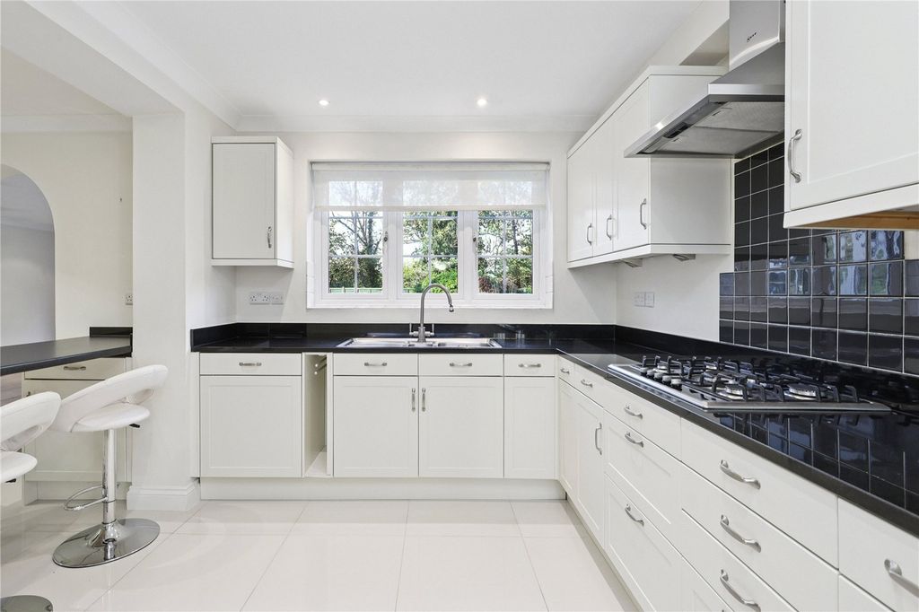 Property photo 3 of 17 Kitchen/Breakfast