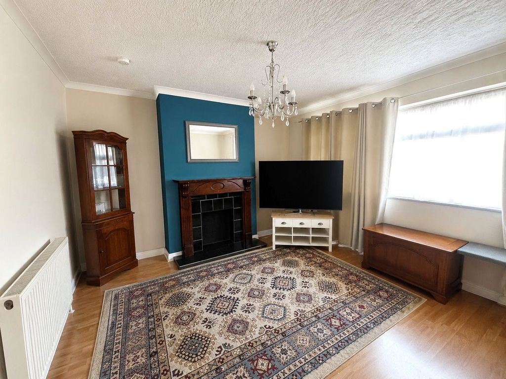 Property photo 3 of 10 Lounge