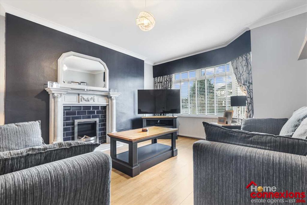 Property photo 3 of 32 Lounge (1)