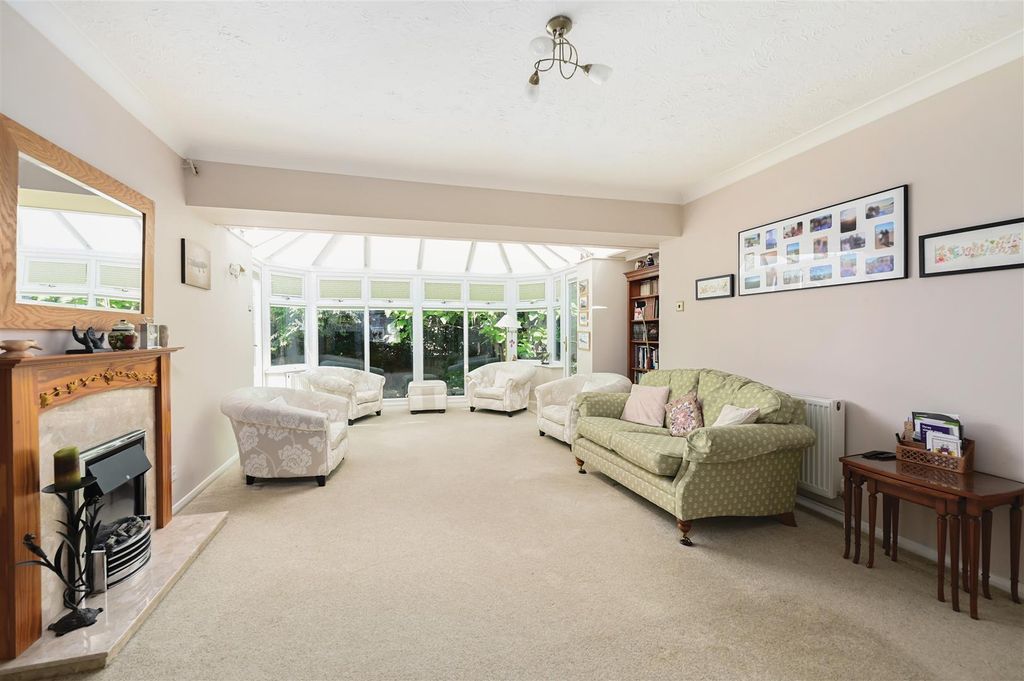 Property photo 3 of 19 Schroeder Close