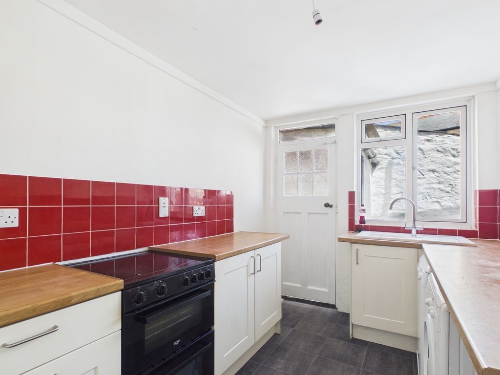 Property photo 3 of 9 Kitchen