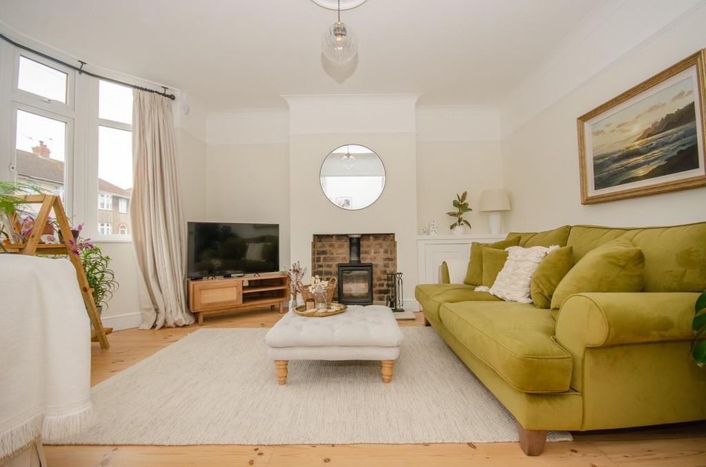 Property photo 2 of 29 Lounge.Jpg