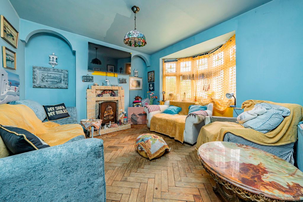 Property photo 2 of 12