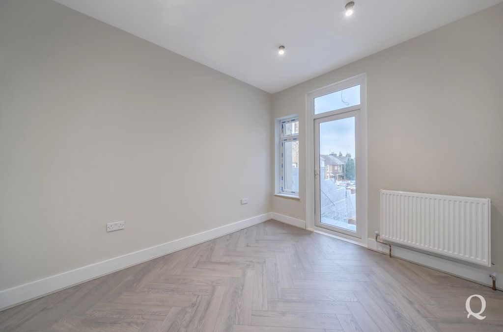 Property photo 3 of 16 F786B89E-7E70-41F...