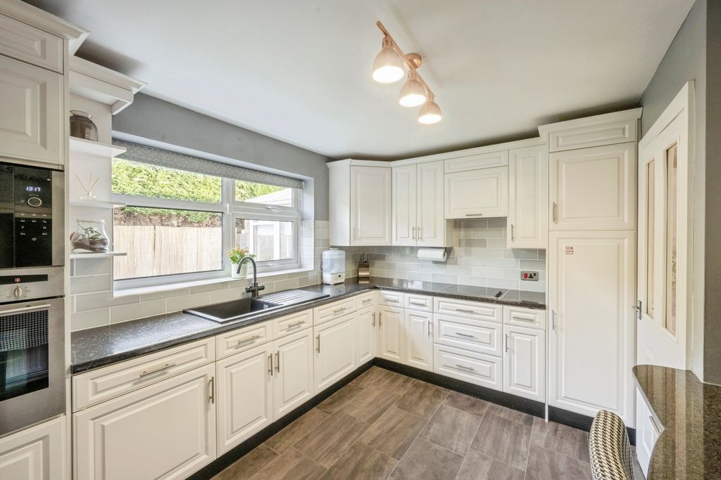 Property photo 3 of 20 Kitchen