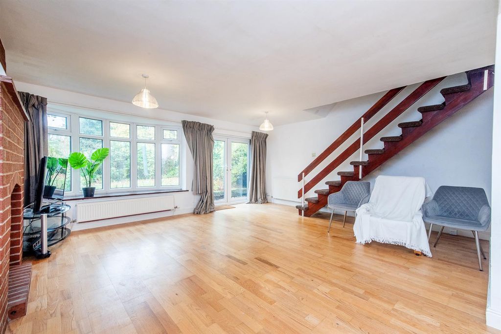 Property photo 3 of 22 Lounge