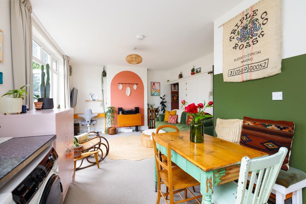 Property photo 3 of 18 Gff 47 Cromwell Road-17.Jpg