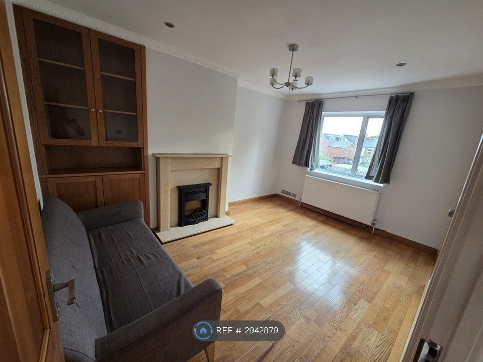 Property photo 1 of 8 Living Room