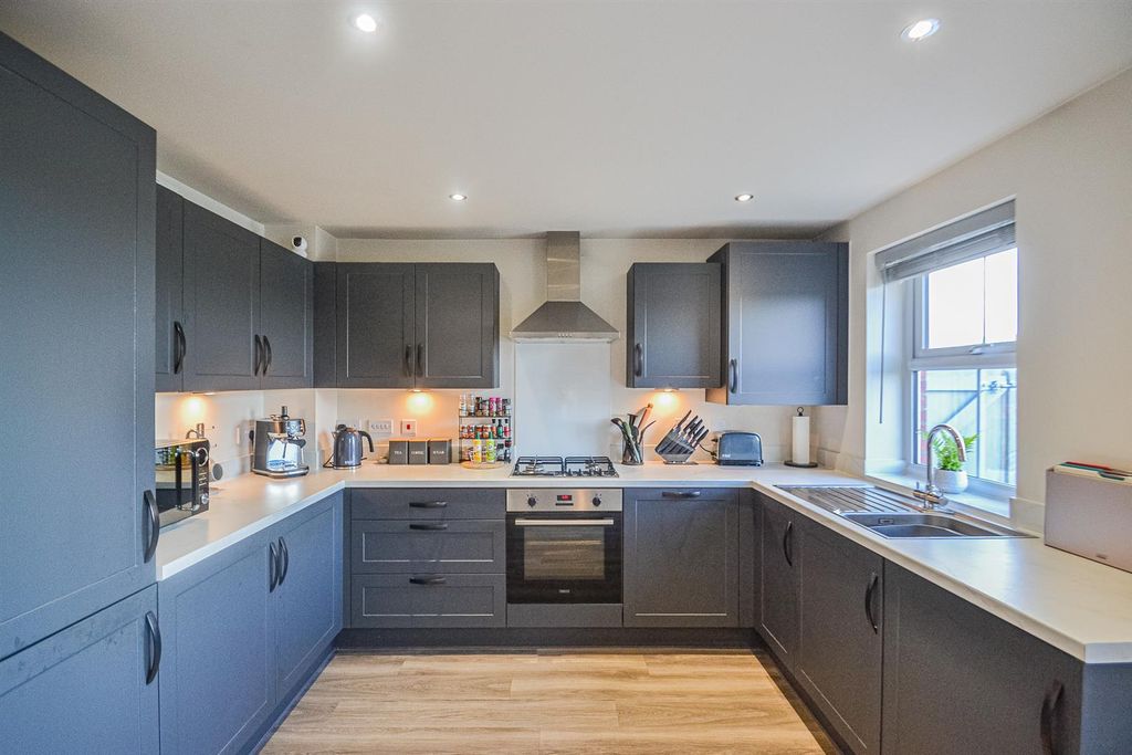 Property photo 2 of 15 Dining Kitchen