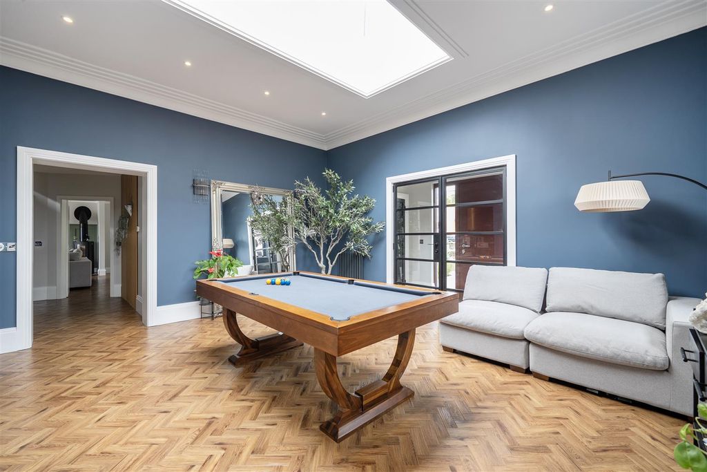 Property photo 3 of 33 Entrance Lobby/Entertaining Space
