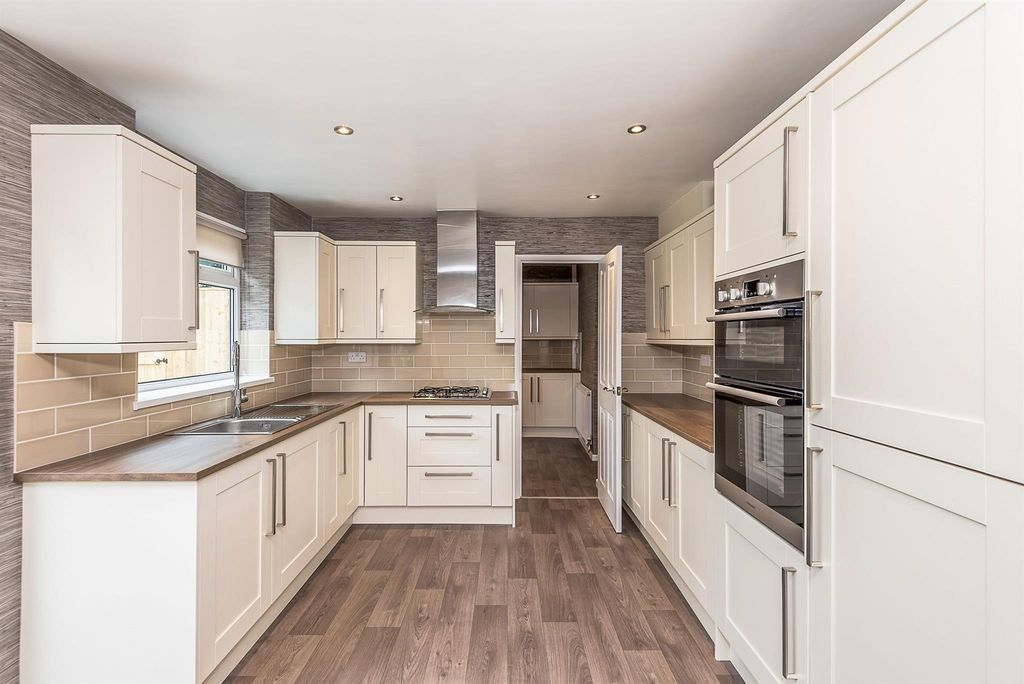 Property photo 2 of 10 Kitchen