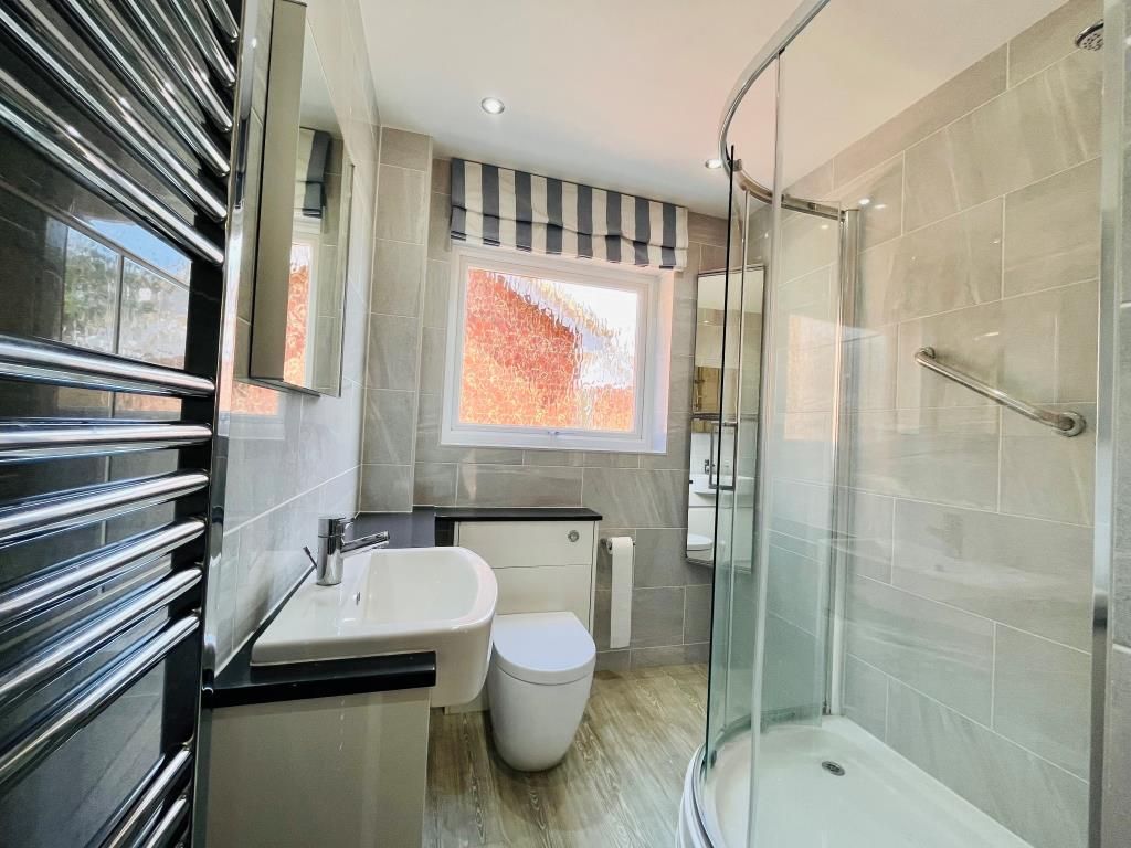 Property photo 2 of 11 Bathroom