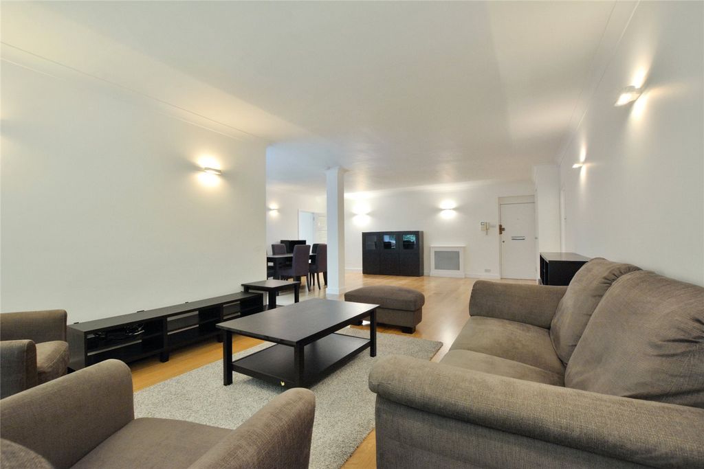 Property photo 1 of 11 Lounge