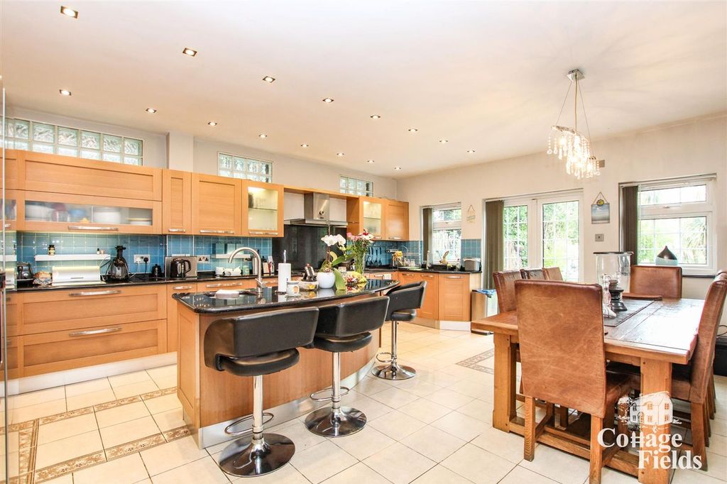 Property photo 2 of 32 Kitchen.Jpg