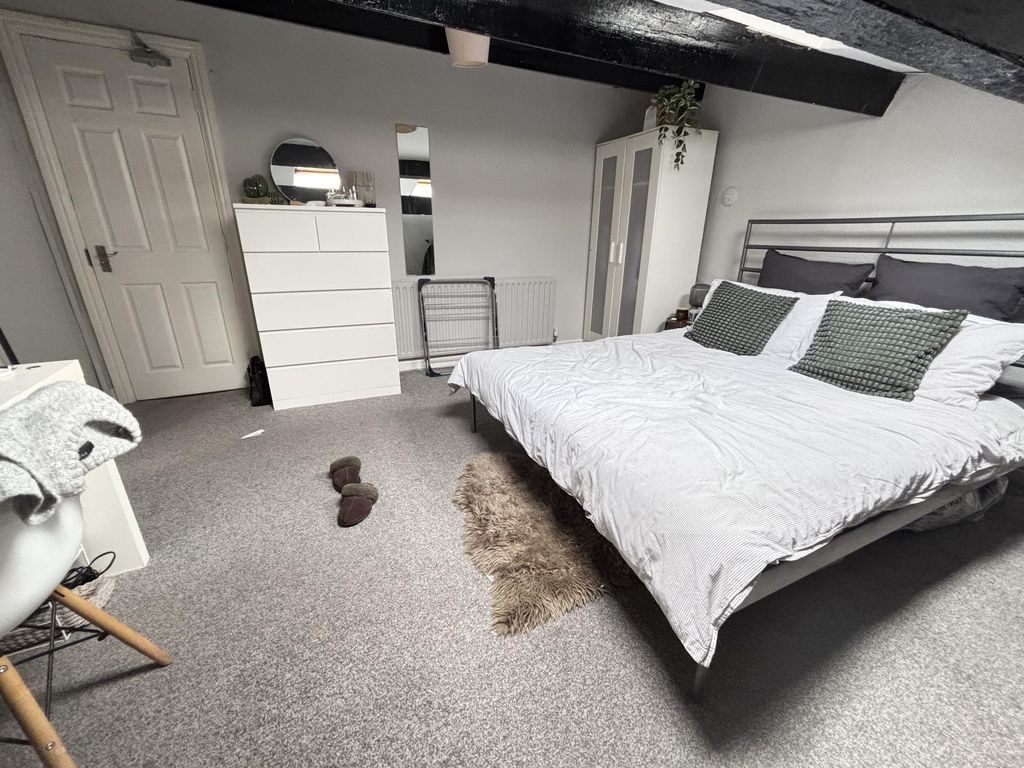 Property photo 1 of 13 A Spacious And Well-Maintained Master Bedroom Feat...