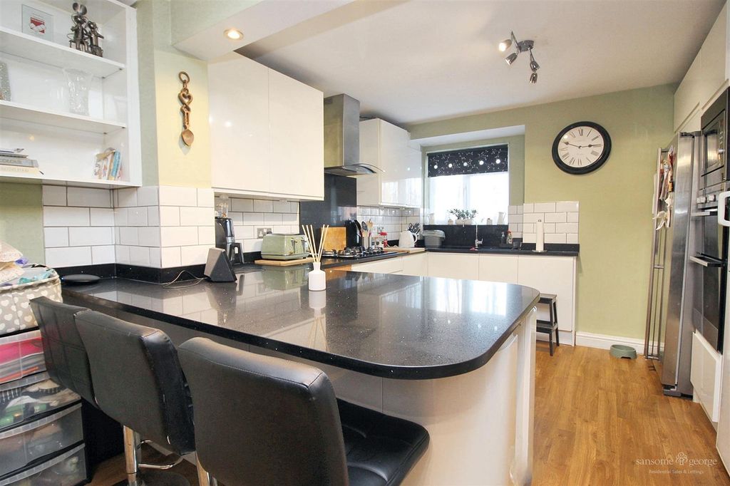 Property photo 3 of 25 Kitchen