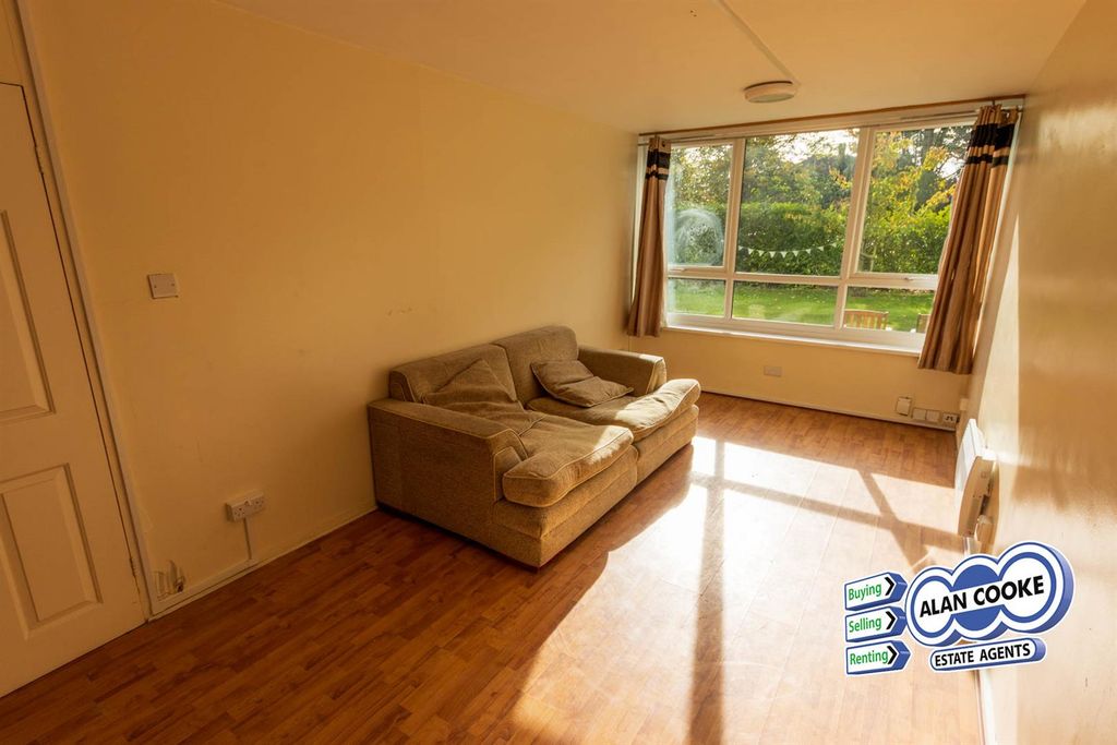 Property photo 3 of 6 Lounge