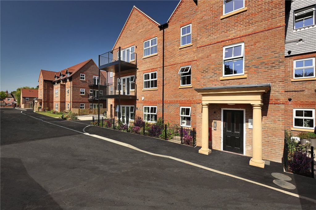 Property photo 1 of 6 Pinewood Place