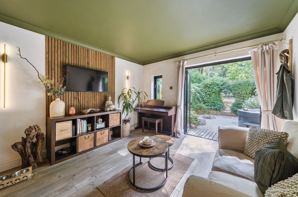 Property photo 2 of 19 1508852-22-1A03Eb...