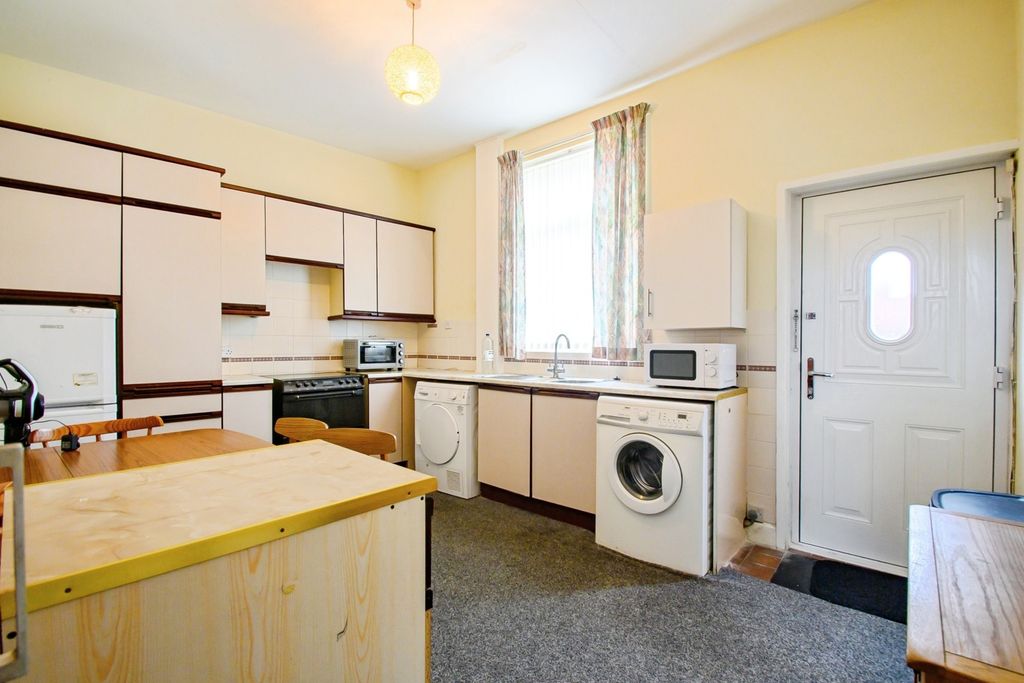 Property photo 3 of 8 Kitchen