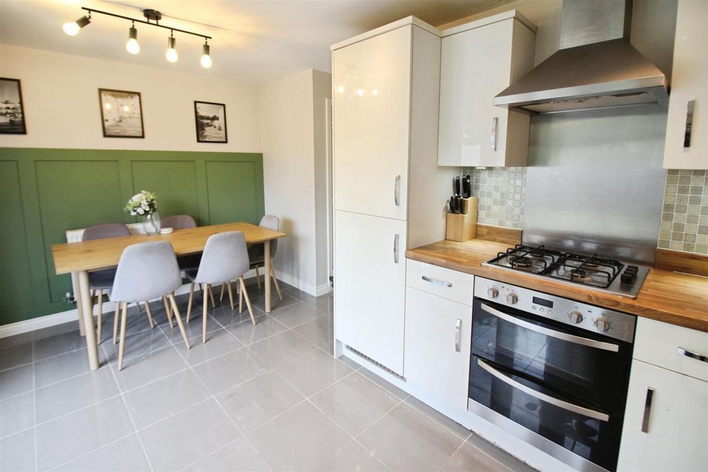 Property photo 3 of 21 Dining Kitchen