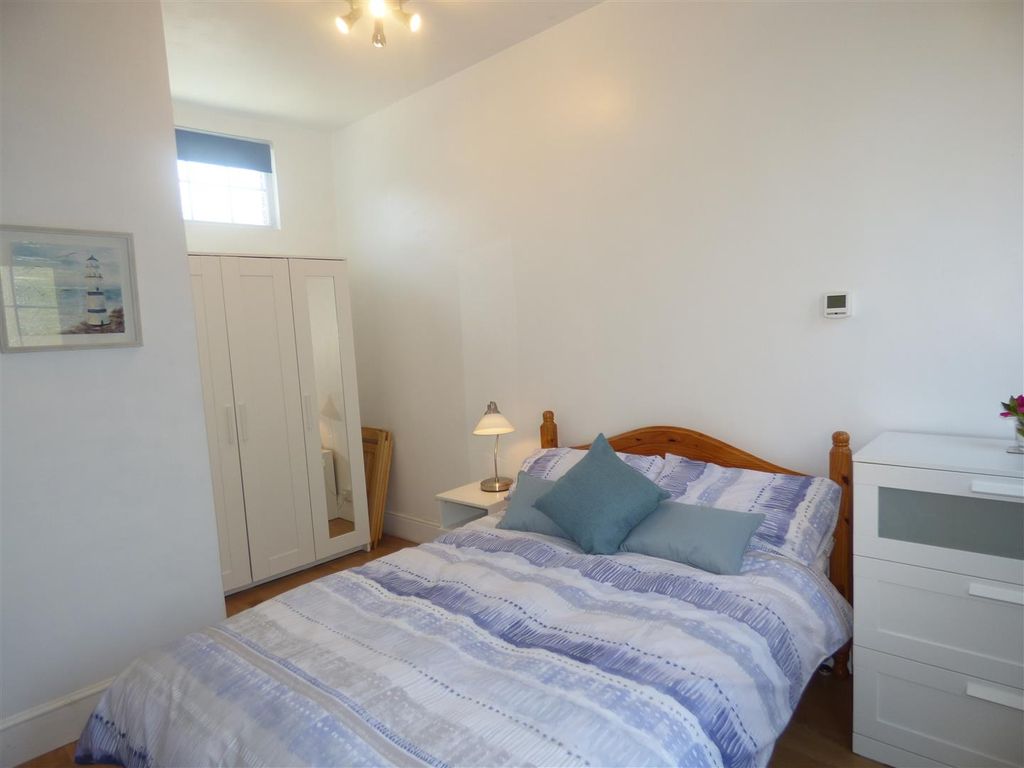 Property photo 2 of 7 205 Tamworth Road Bedroom.Jpg