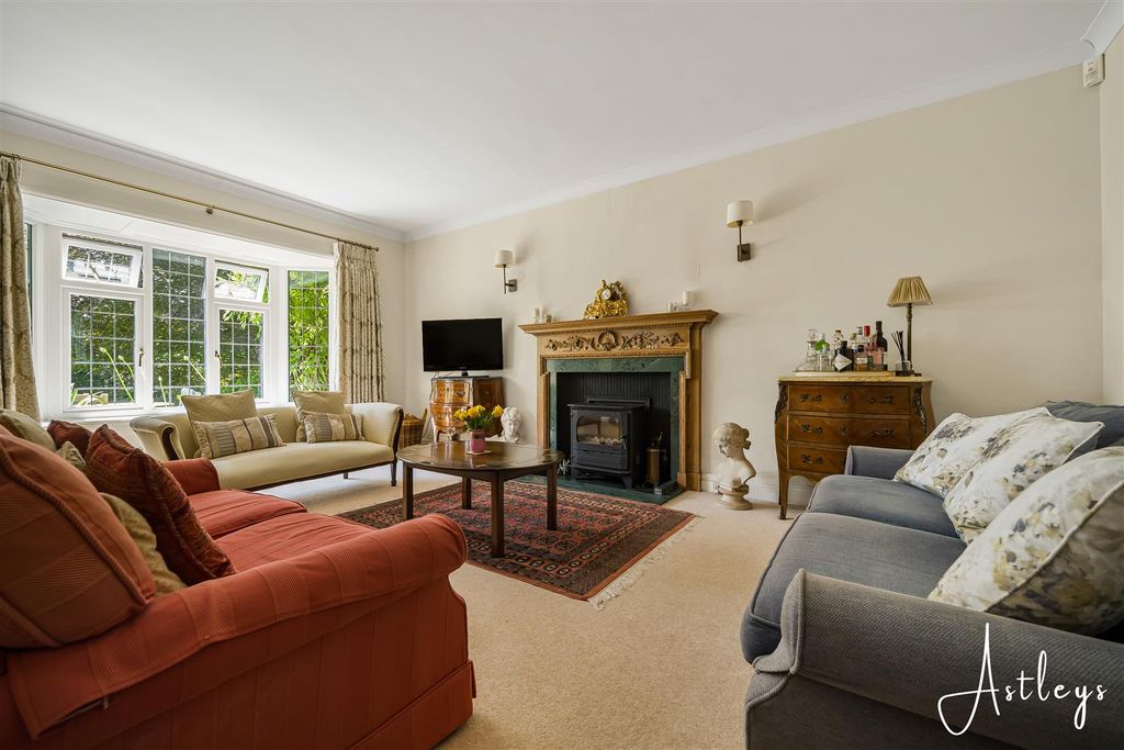 Property photo 1 of 35 Sitting Room