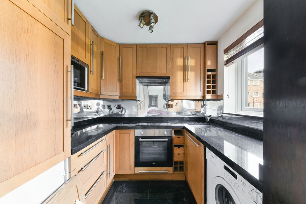 Property photo 3 of 6 Kitchen