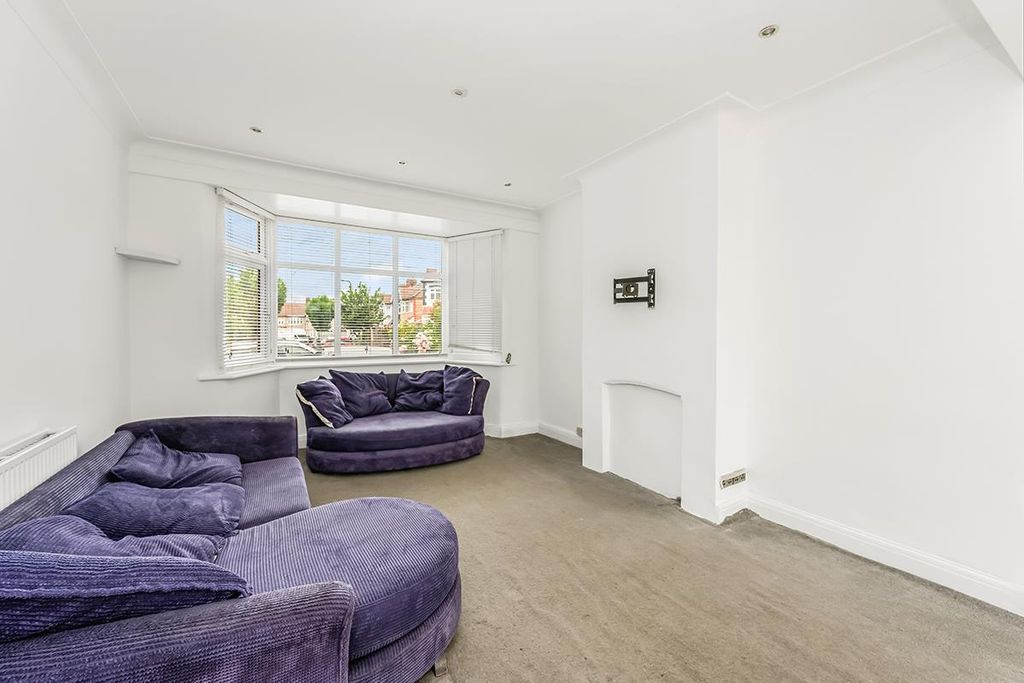 Property photo 2 of 17 Waverley Avenue
