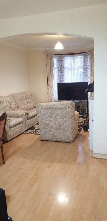 Property photo 1 of 11 Three Bedroom  House Seven King School Catchement Area- Â£2400 Pcm