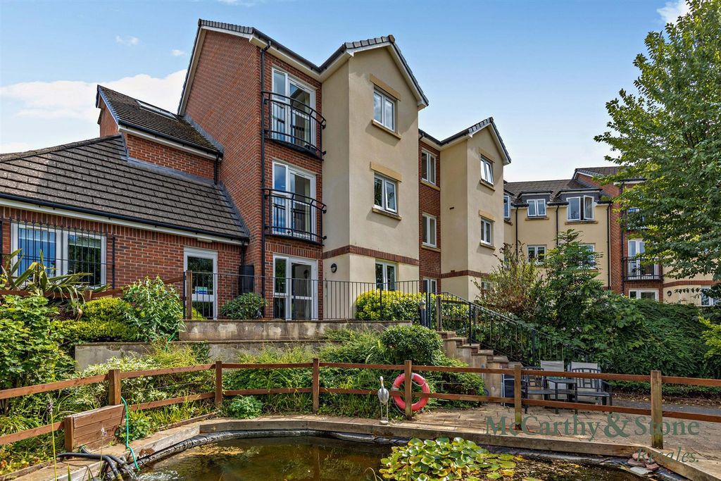 Property photo 1 of 14 Communal Gardens