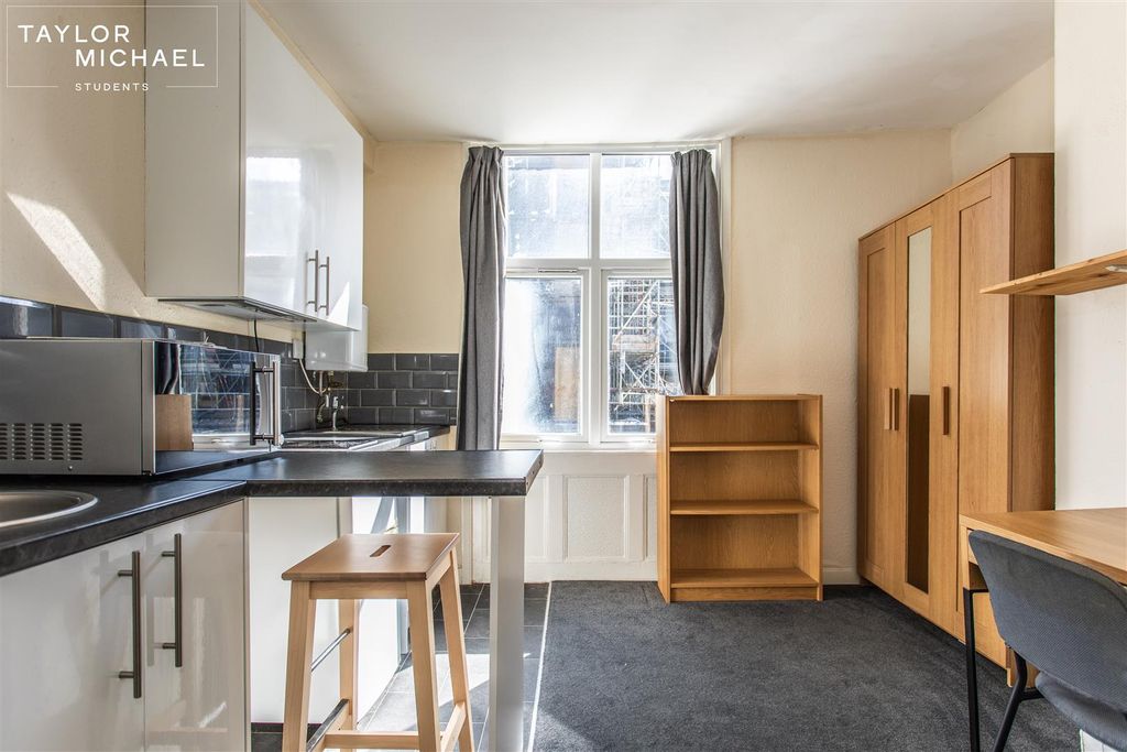 Property photo 2 of 12 Room