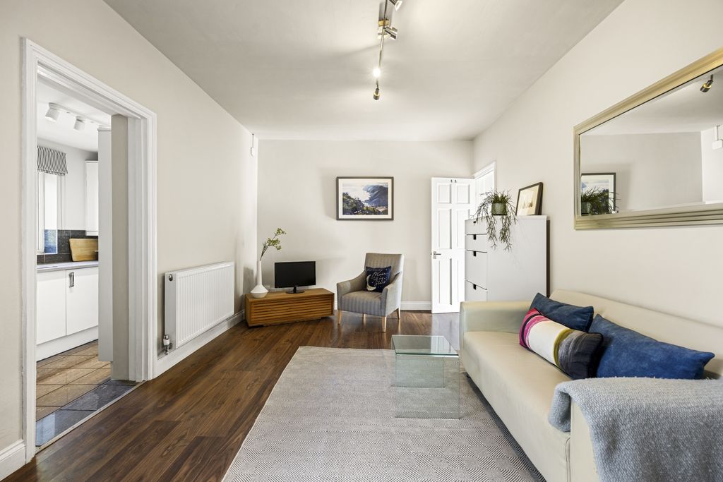 Property photo 3 of 9 Photo 6