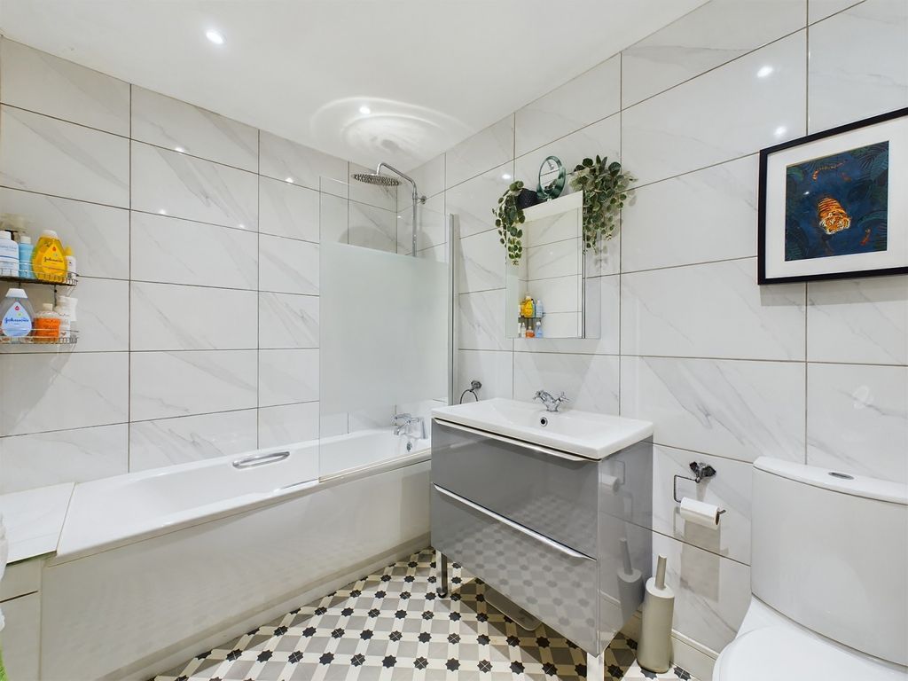 Property photo 3 of 15 Bathroom