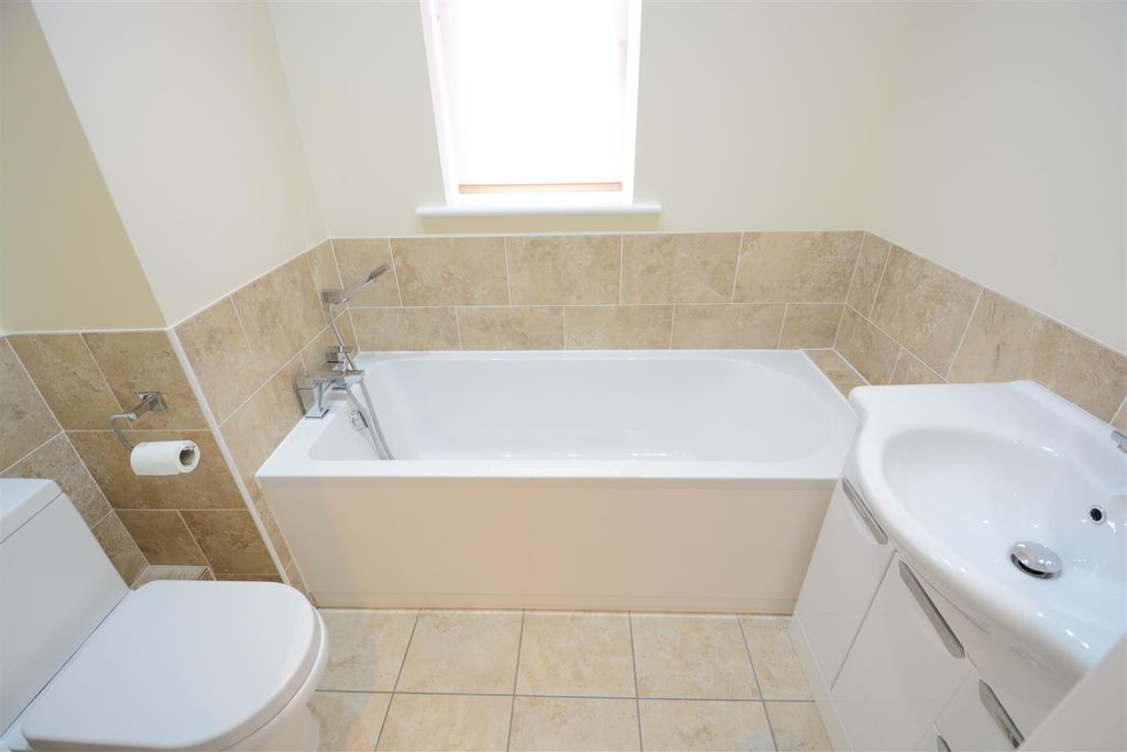 Property photo 2 of 11 Bathroom