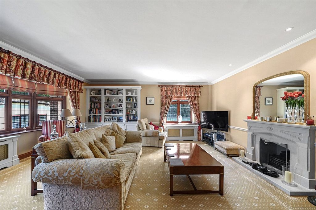 Property photo 2 of 18 Sitting Room
