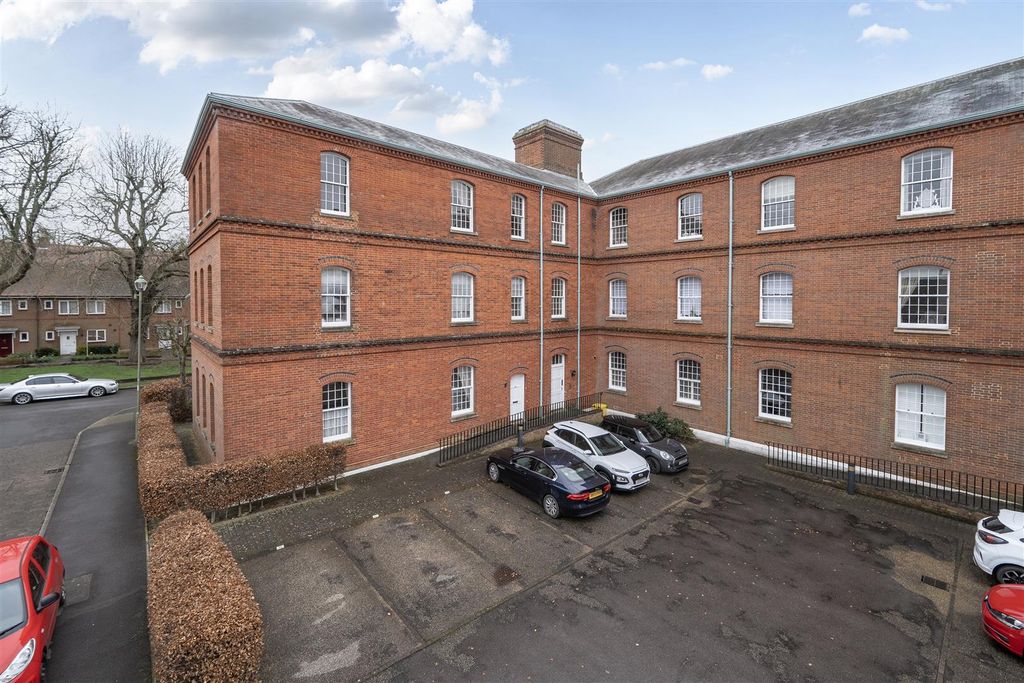 Property photo 3 of 12 Parking