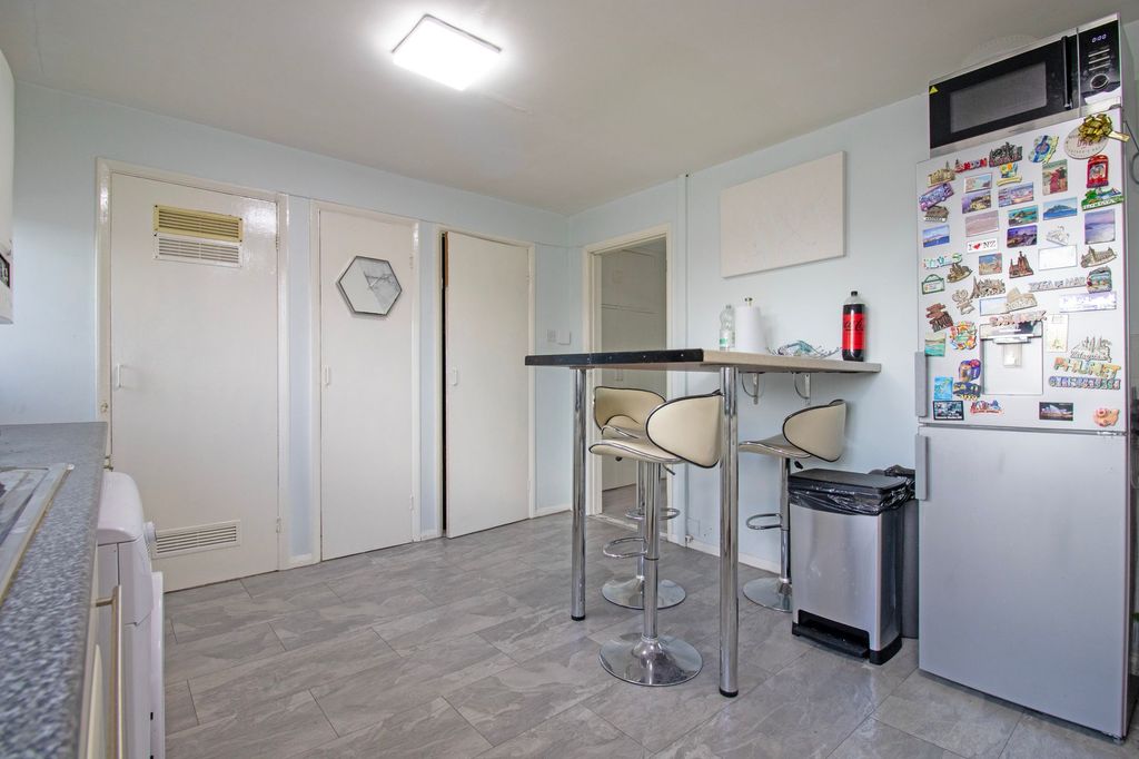 Additional image 4 of 2 bed flat for saleSalisbury Close, Scunthorpe DN17