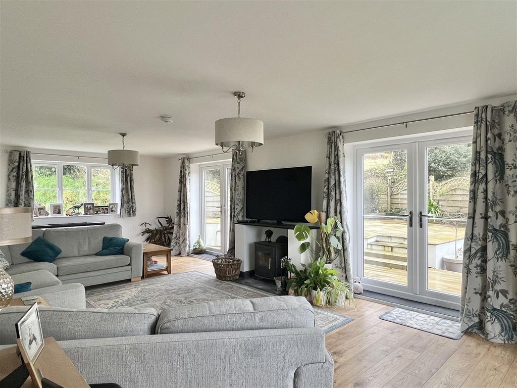 Property photo 2 of 30 Lounge