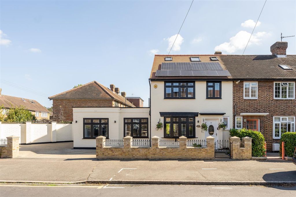 Property photo 1 of 35 Douglas Avenue, E17