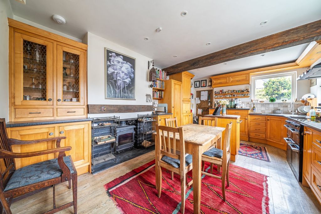 Property photo 3 of 19 Kitchen