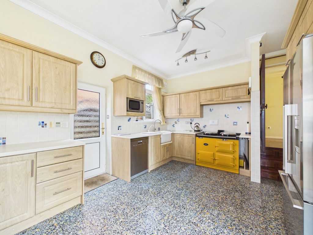 Property photo 2 of 25 Kitchen/Breakfast