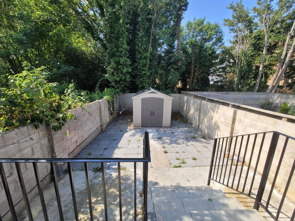 Property photo 2 of 27
