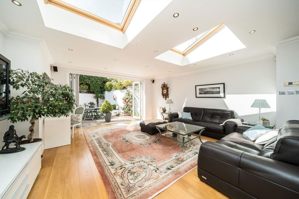 Property photo 2 of 11