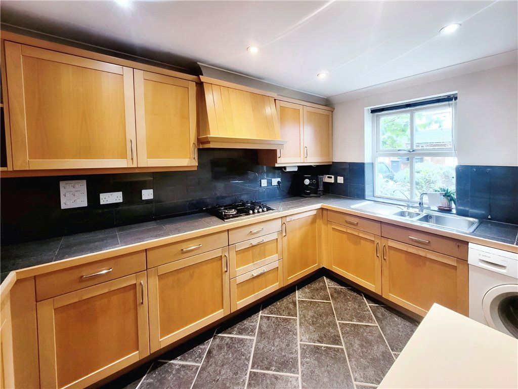 Property photo 3 of 11 Kitchen