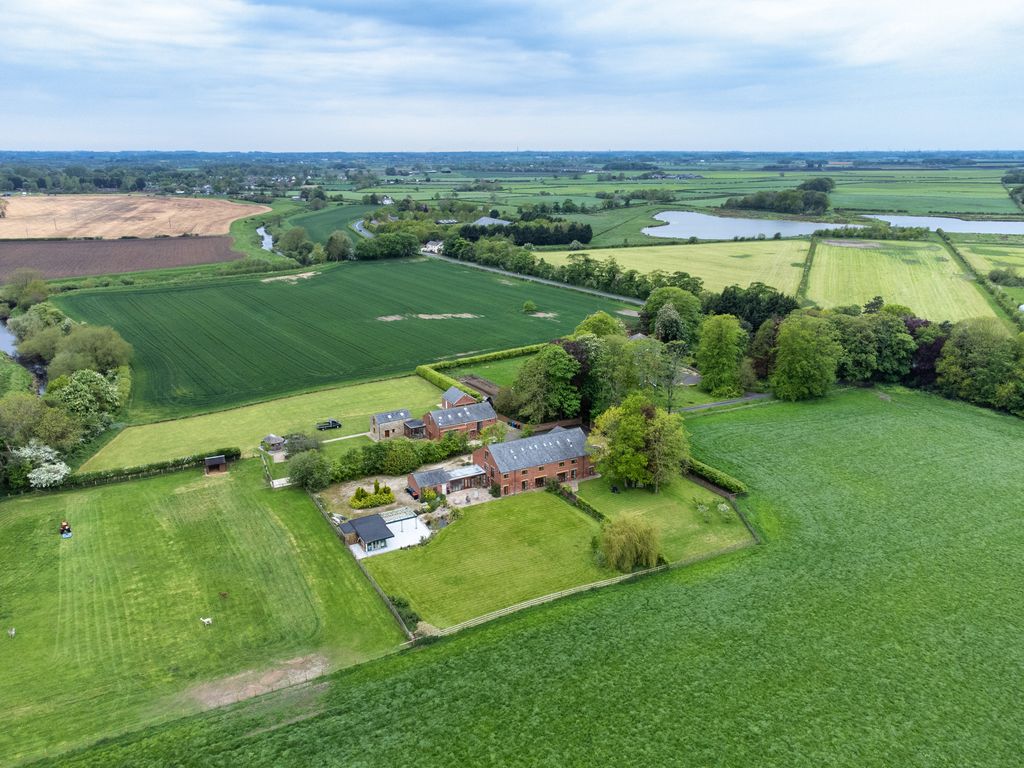 Property photo 2 of 39