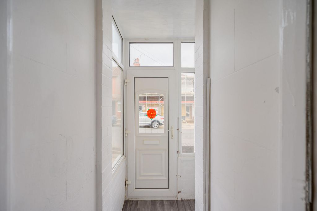 Property photo 2 of 18 Hallway