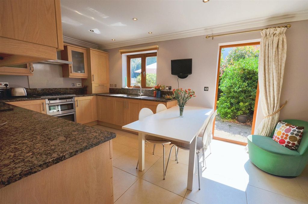 Property photo 3 of 11 Kitchen/Dining Room