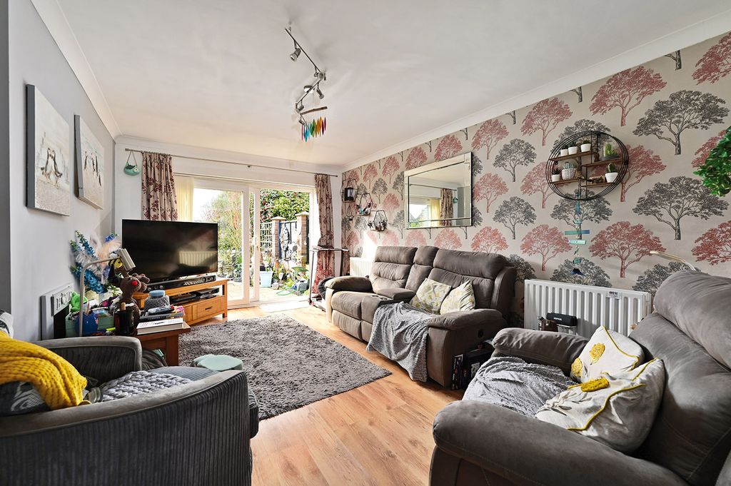 Property photo 2 of 7 33-Frogmore-Park-Drive (3)